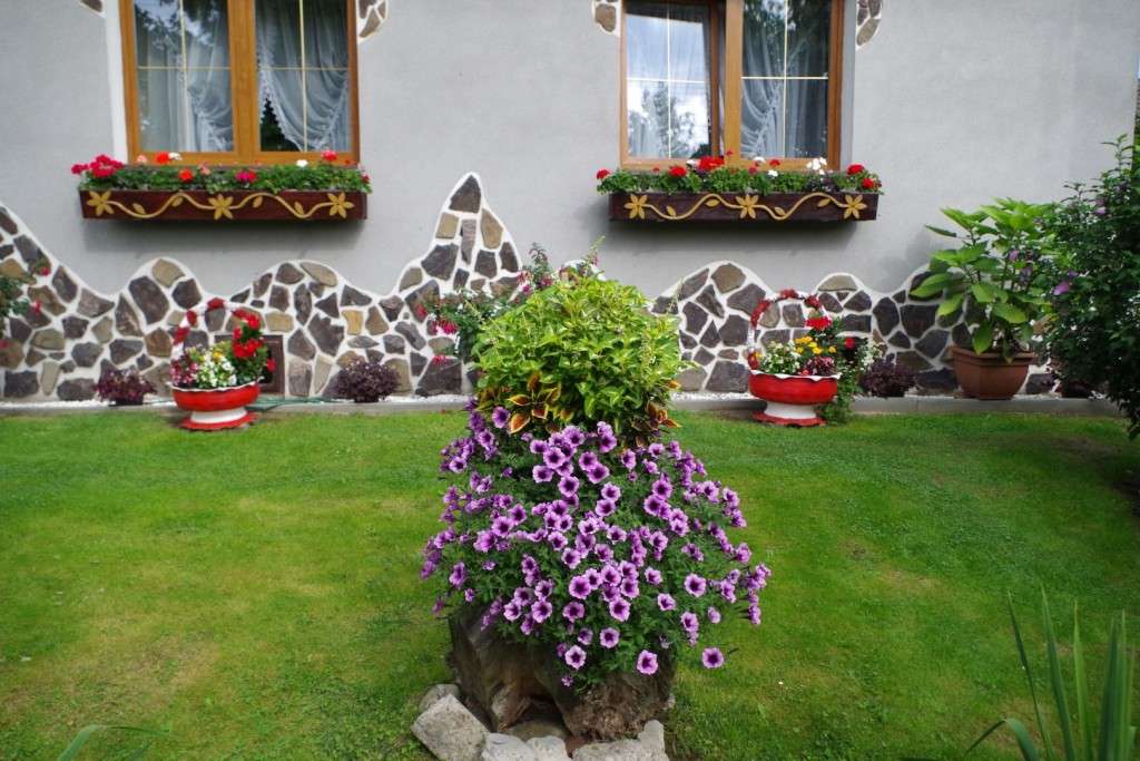 Kwiaty przed domem puzzle online