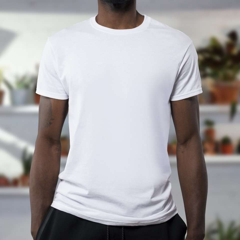 mężczyzna ubrany w białe koszulki z okrągłym dekoltem puzzle online