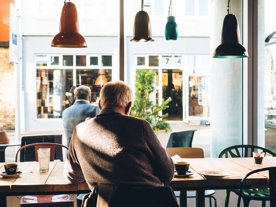 mężczyzna na krześle, przy stoliku obok kawy puzzle online