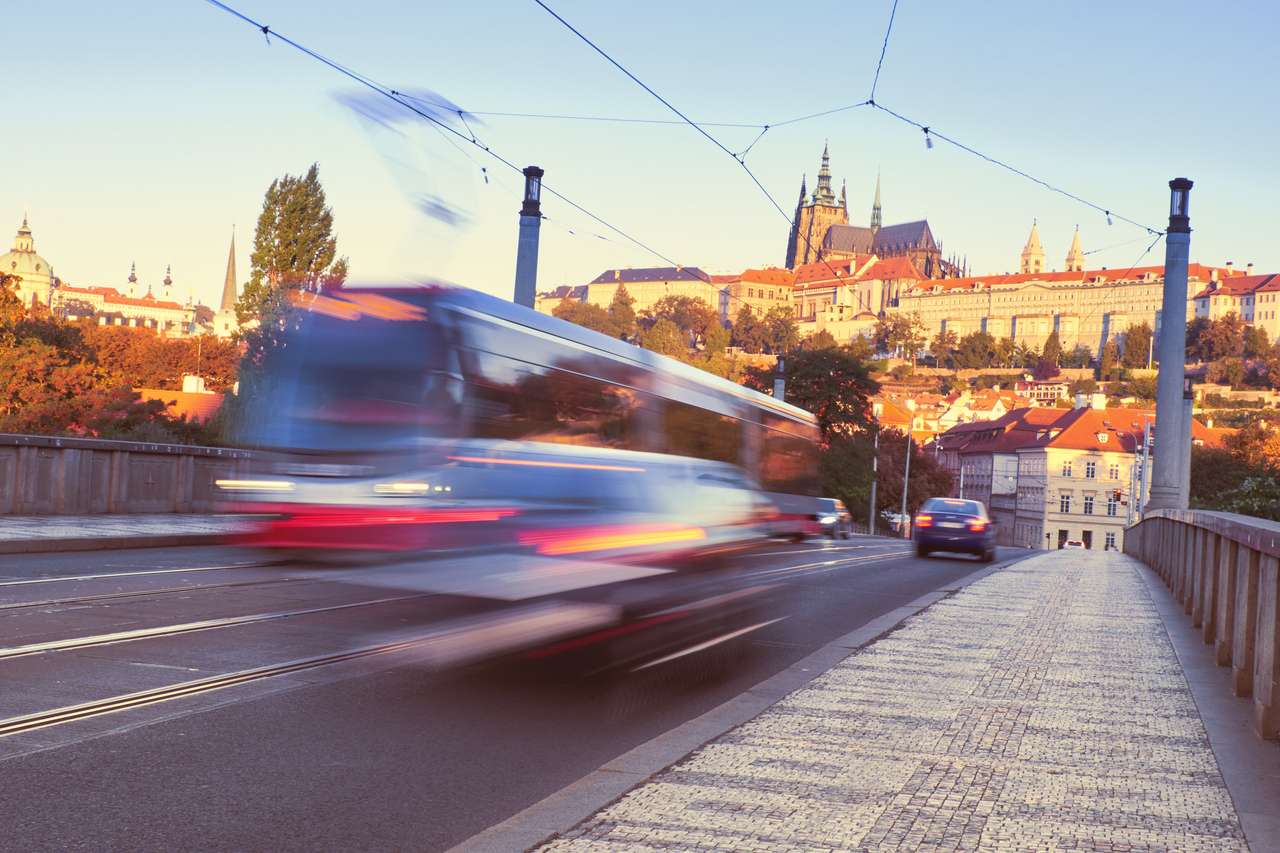 Tramwaj na moście w Pradze puzzle online