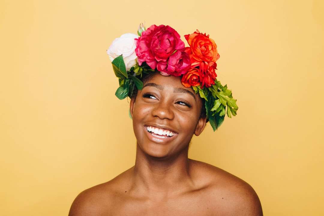 Kobieta uśmiecha się noszenie kwiat korony puzzle online