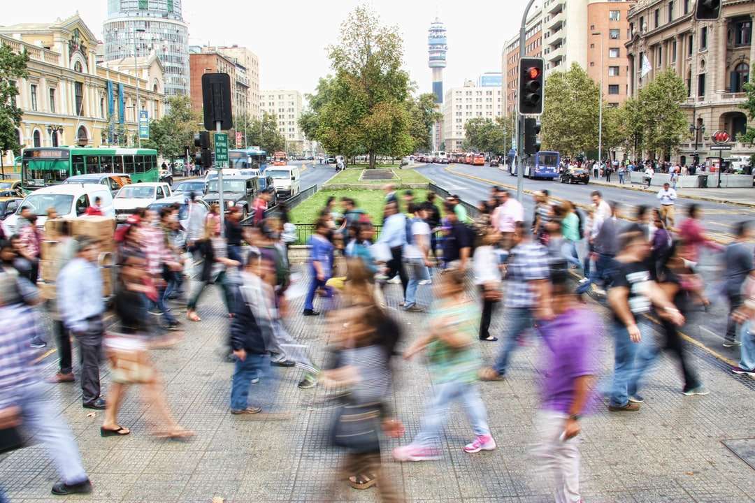 timelapse zdjęcia ludzi przechodzących przez ulicę puzzle online