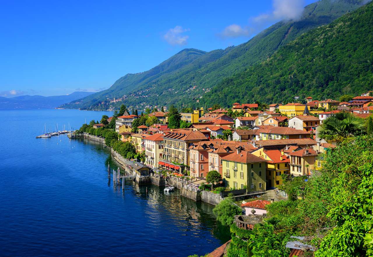 Historyczny kurort turystyczny Cannero Riviera na Lago Maggiore jeziorze, Alps Góry, Włochy puzzle online