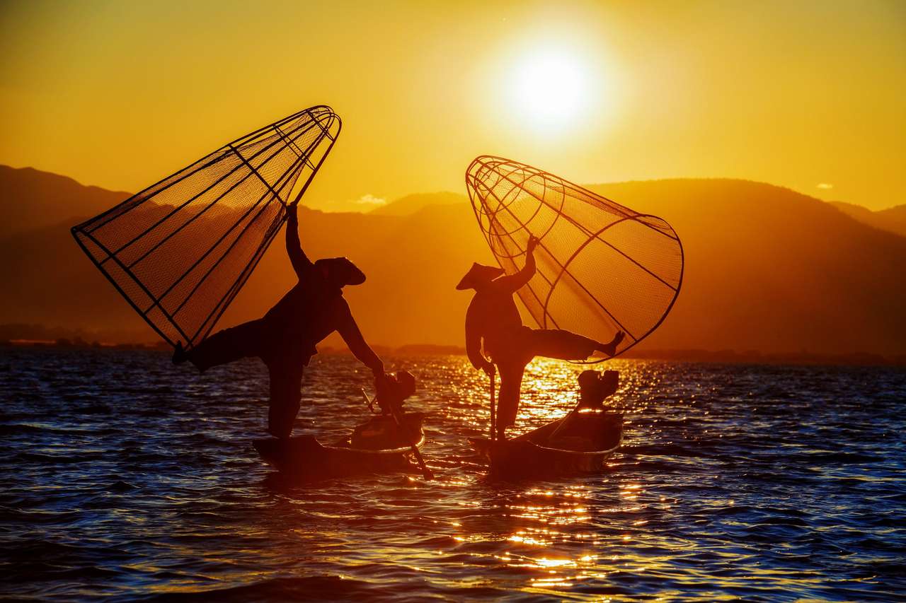 Myanmar, Shaan State, Inle Lake Intha Fisherman na łodzi w niesamowitym zachód słońca puzzle online
