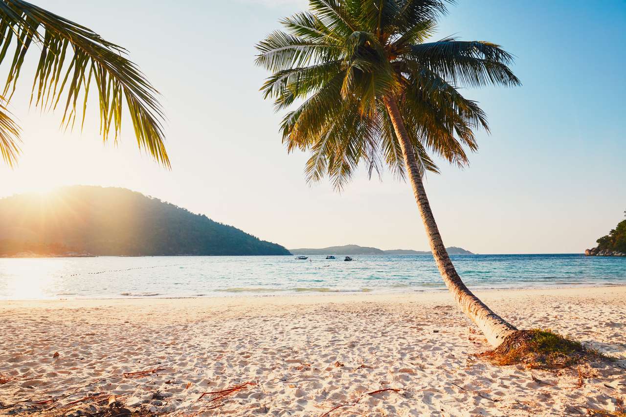 Zachód słońca w raju. Idylliczna plaża na wyspach Perhentian w Malezji. puzzle online