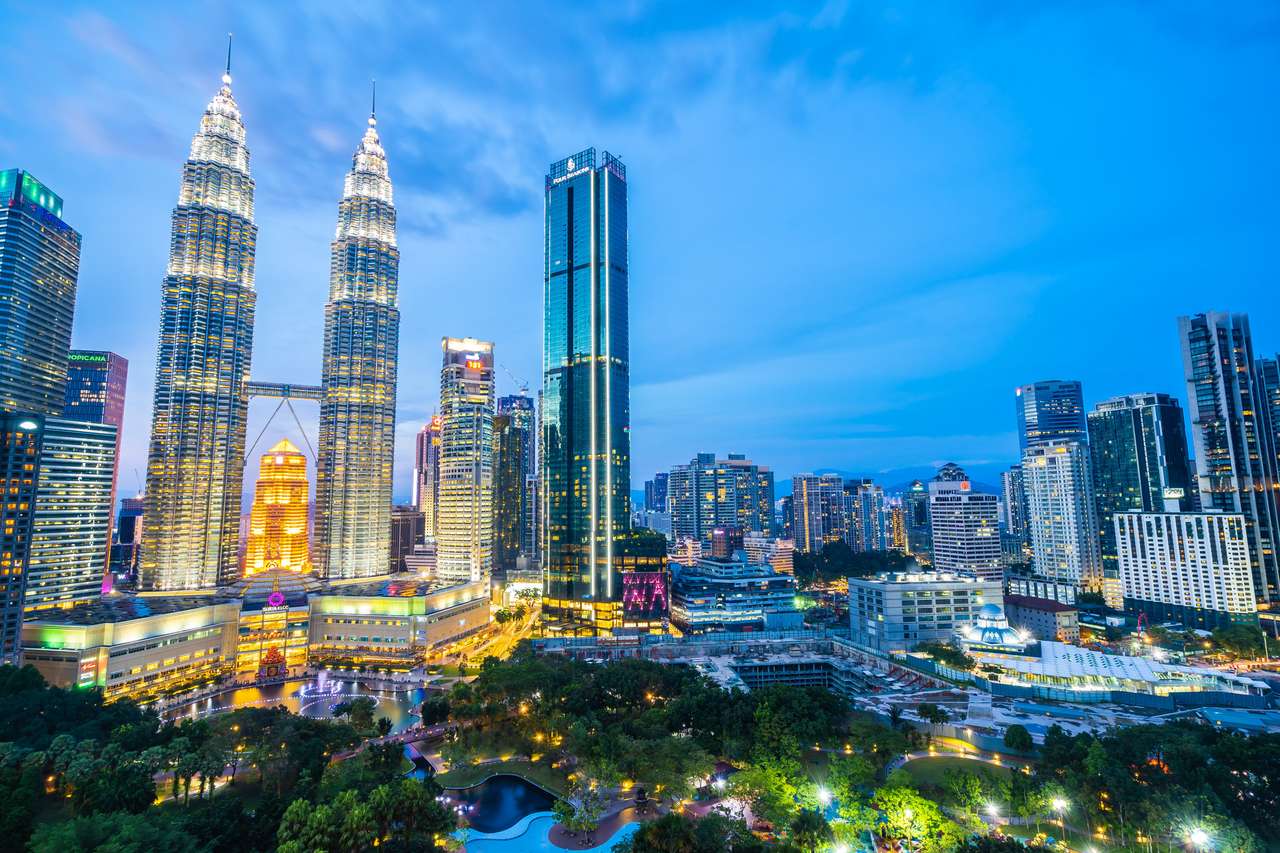 Piękna architektura budynek zewnętrzny miasto w skyline Kuala Lumpur w nocy puzzle online