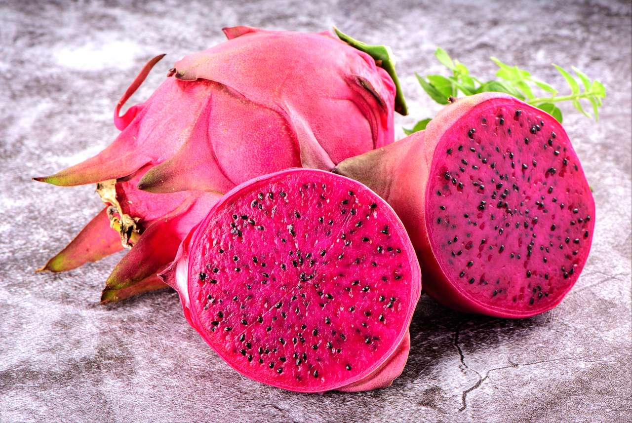 Piękny świeży czerwony smok owoc (pitaya) na kamiennym tle puzzle online