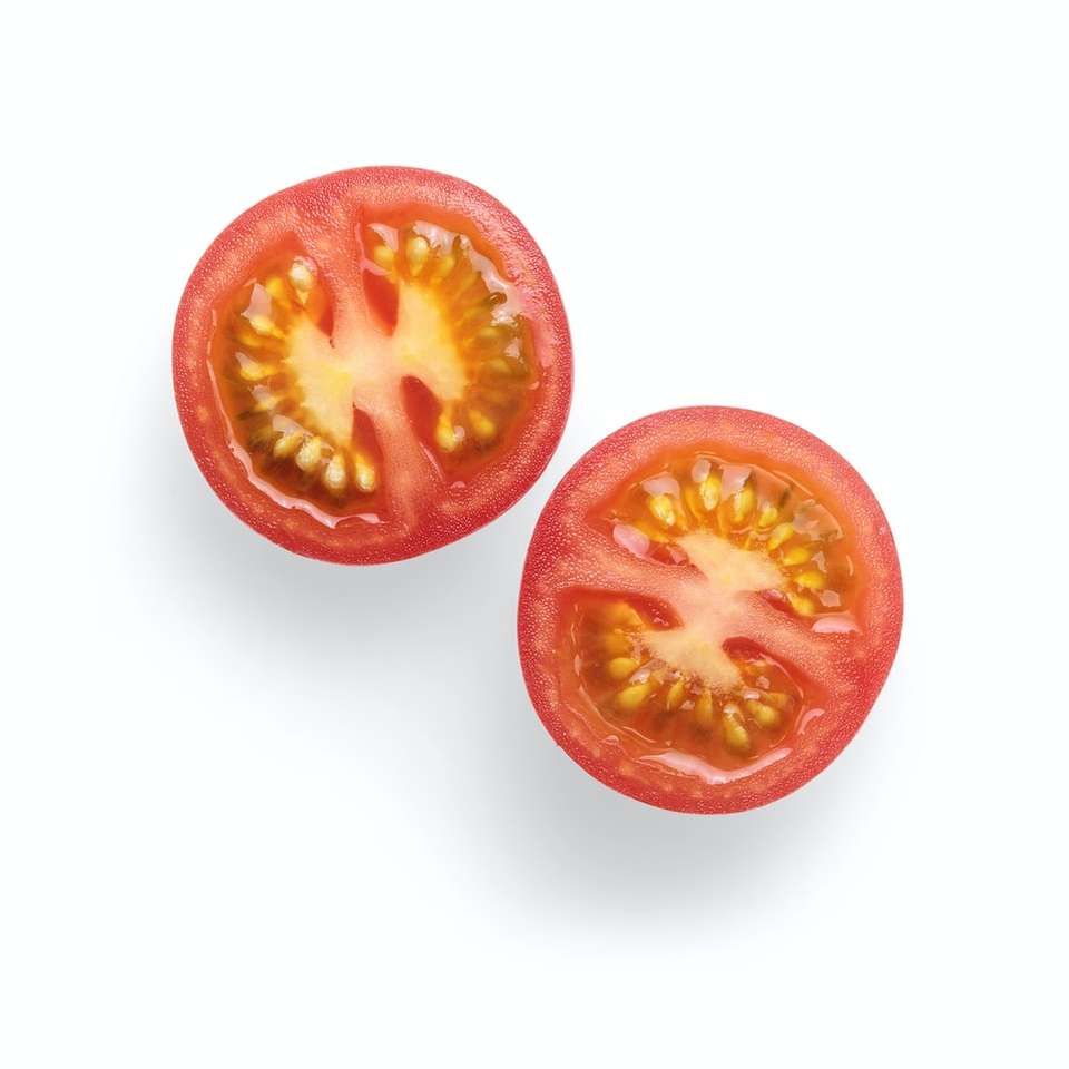 2 pokrojony pomidor na białej powierzchni puzzle online