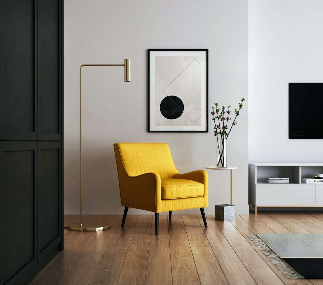 Brązowe drewniane oprawione żółte wyściełane krzesło puzzle online