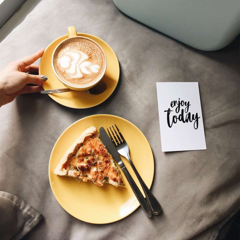 plasterki pizzy i kawy latte puzzle online
