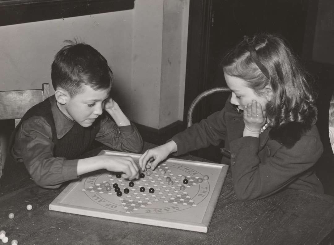 dziewczyna i chłopak grają w szachy puzzle online