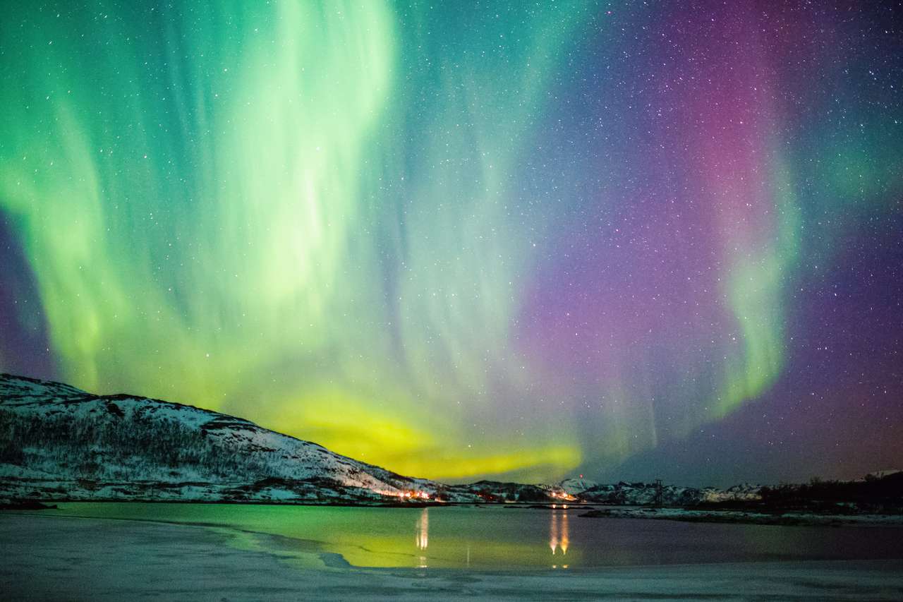 Niesamowite północne światła Aurora Borealis aktywność nad wybrzeżem w Norwegii puzzle online