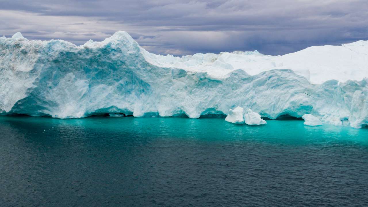 Góra lodowa z lodowca w Arctic Nature krajobraz na Grenlandii. Zdjęcie lotnicze Drone Icebergs w Ilulissat Icefjord. Dotknięty zmianami klimatu i globalnym ociepleniem. puzzle online