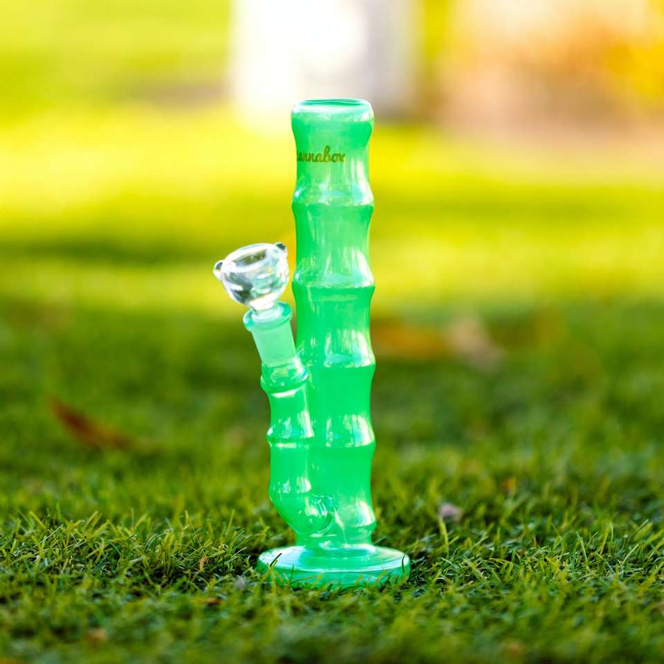 Jasna plastikowa butelka na zielonej trawie w ciągu dnia puzzle online
