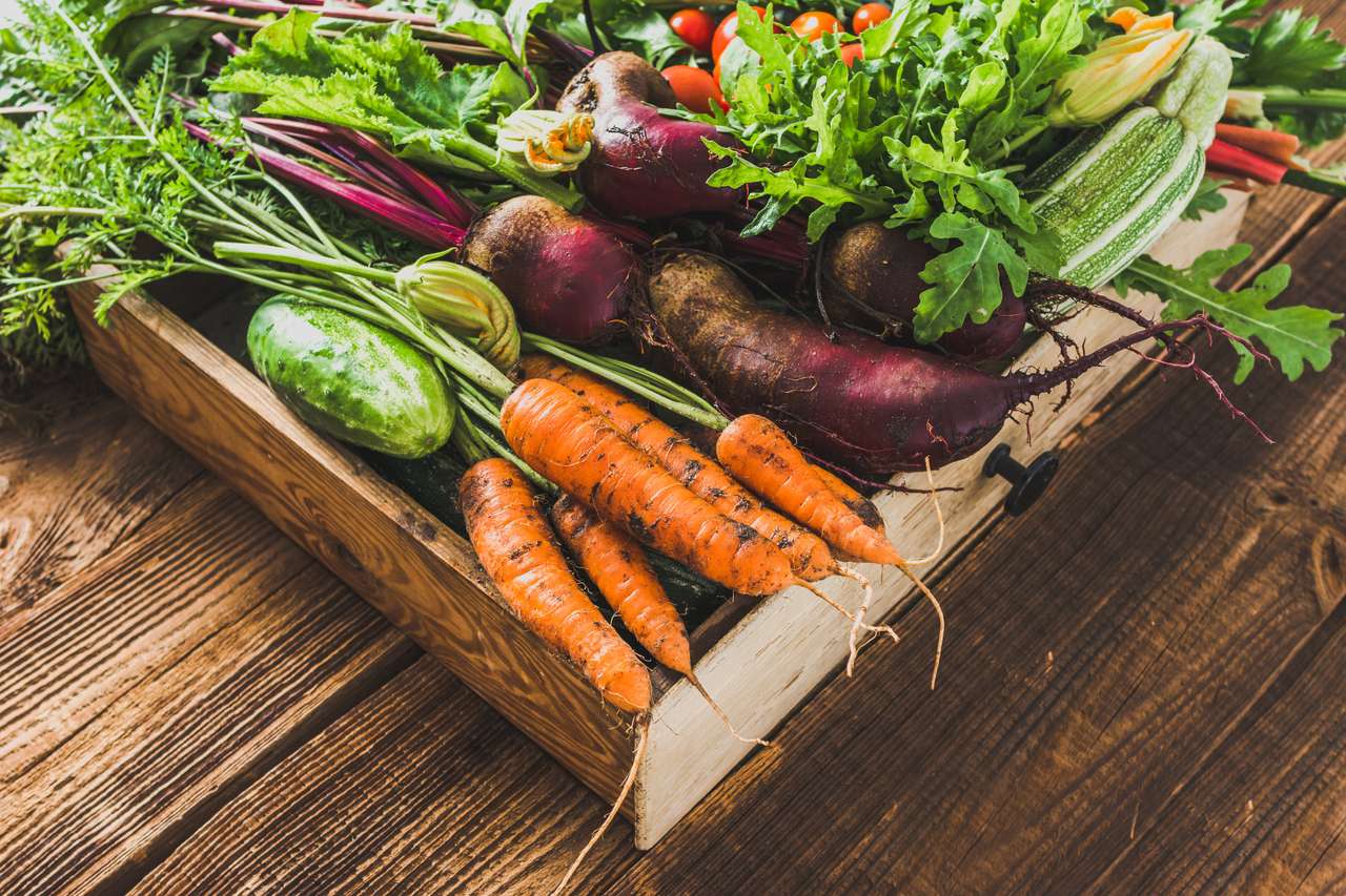 Świeże warzywa, produkty organiczne na rynku rolnika puzzle online