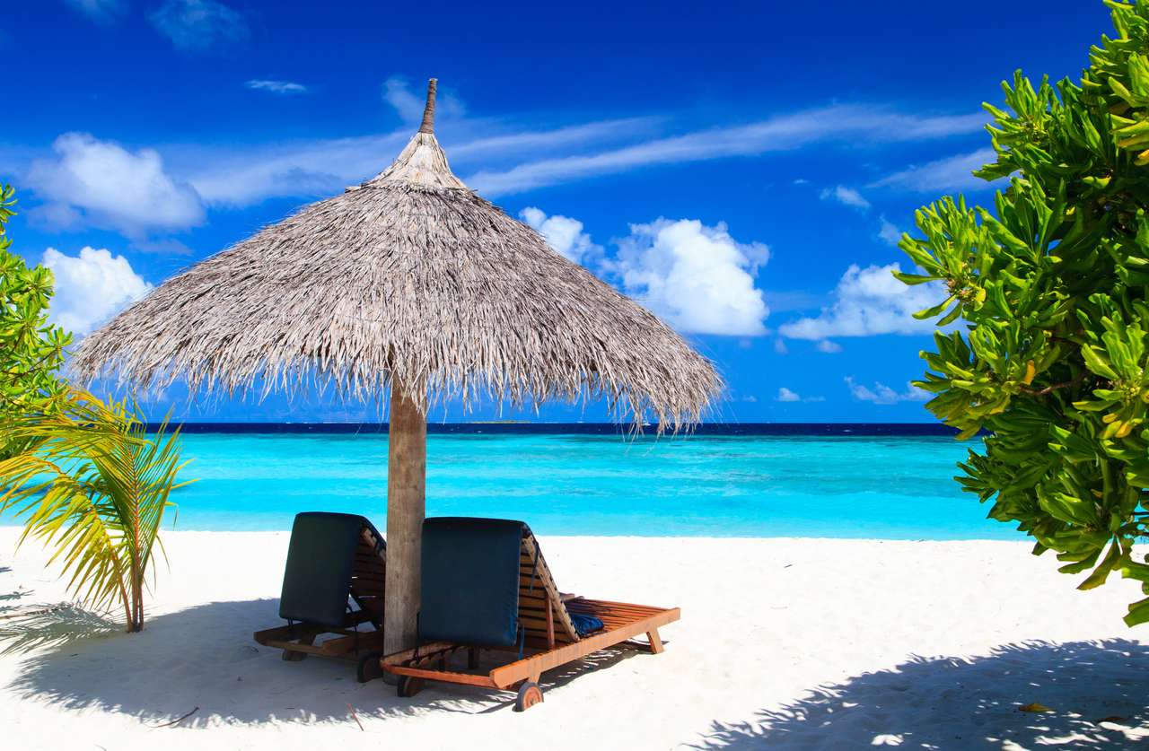 Krzesła plażowe na tropikalnej piaszczystej plaży puzzle online
