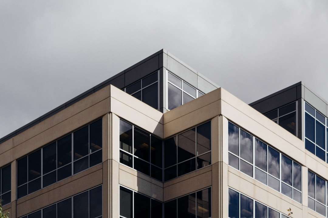 Biały betonowy budynek w ciągu dnia puzzle online