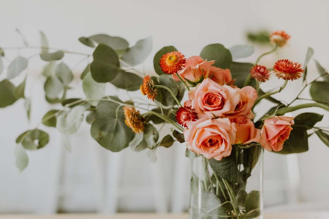 Zamknij się fotografię różowe róże w jasnym wazonie szklanym puzzle online