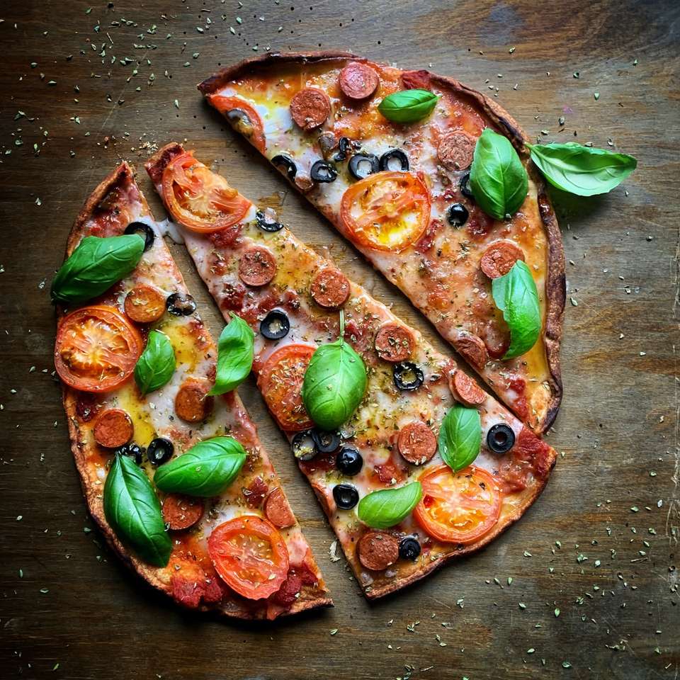 Pizza z zielonymi liśćmi na brown drewnianym stole puzzle online