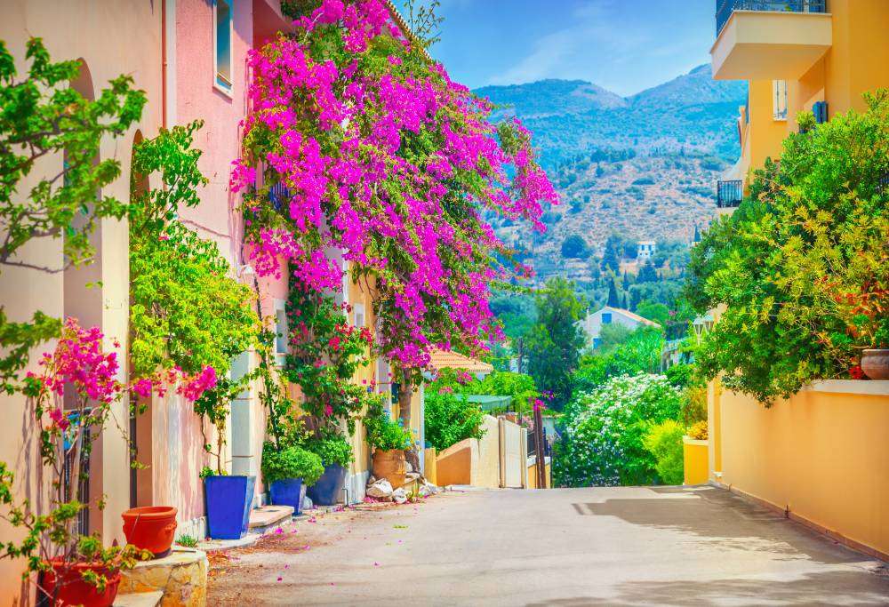 Stara uliczka w Grecji. Widok na góry puzzle online