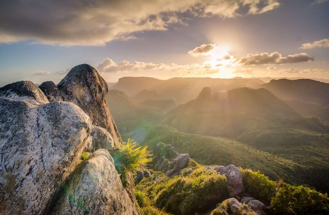 Fotografia góry podczas zachodu słońca puzzle online