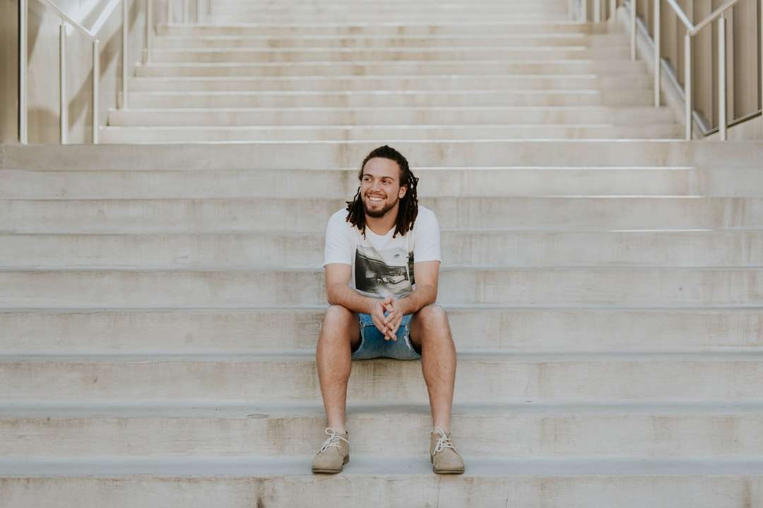 uśmiechnięty mężczyzna siedzący na schodach puzzle online