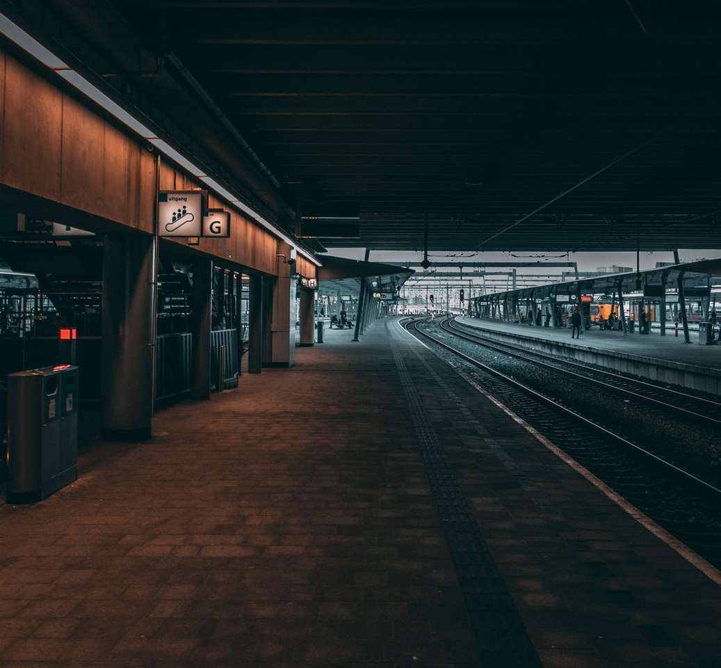 Dworzec kolejowy z światłami włączony w czasie nocnym puzzle online