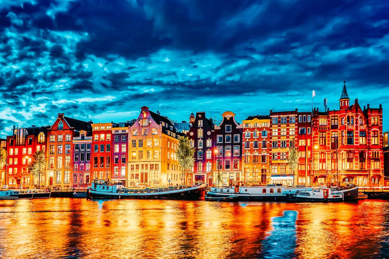 Sławny Amstel rzeki i noc widok pięknego Amsterdam miasta. Holandia puzzle online