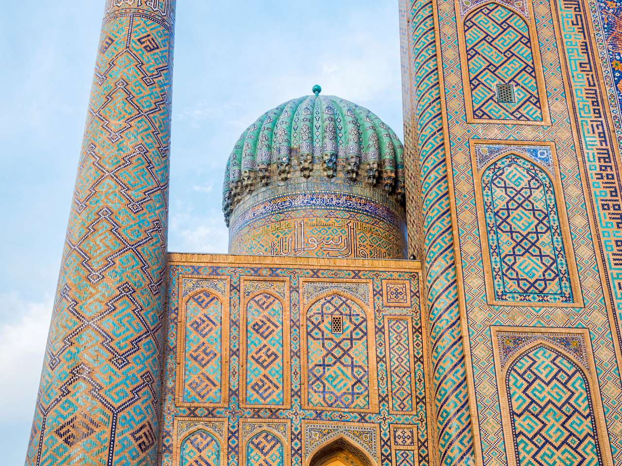 Minaret i kopuła z niebieskimi mozaikami, Registan, Samarkanda, Uzbekistan puzzle online