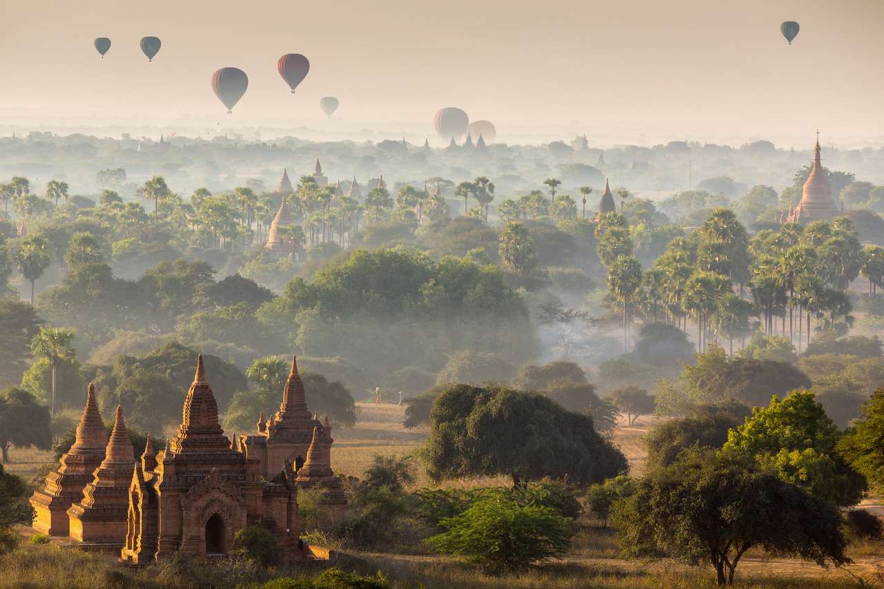 Krajobraz pagody na równinie Bagan, Myanmar (Birma) puzzle online