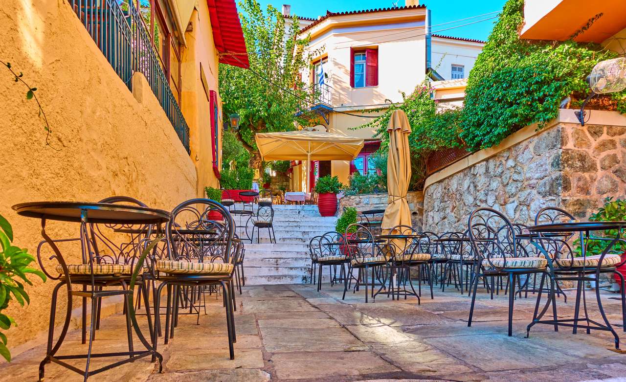 Café de rua charmoso no bairro de Plaka, em Atenas, Grécia quebra-cabeça