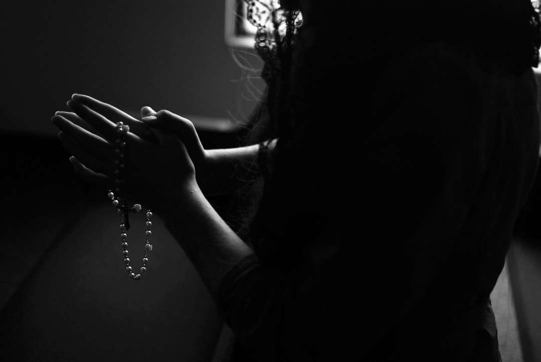 sylwetka kobiety trzymającej różaniec podczas modlitwy puzzle online