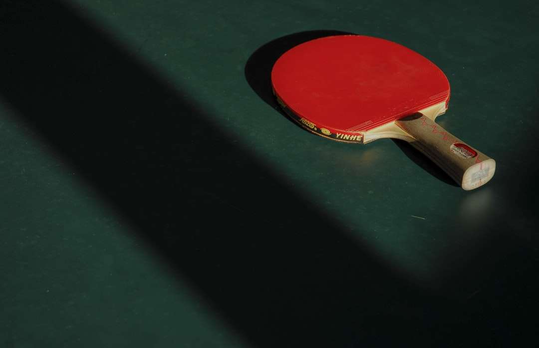 czerwony i brązowy stół do ping ponga na zielonym panelu puzzle online