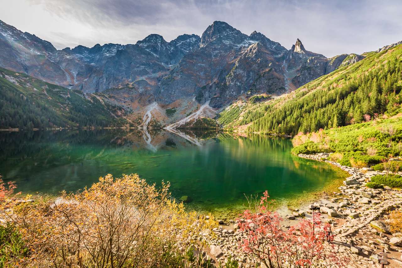 Oszałamiające jezioro w górach o świcie jesienią puzzle online