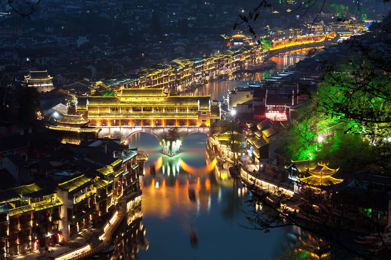 Podwyższony widok na starożytne miasto Fenghuang oświetlone nocą puzzle online