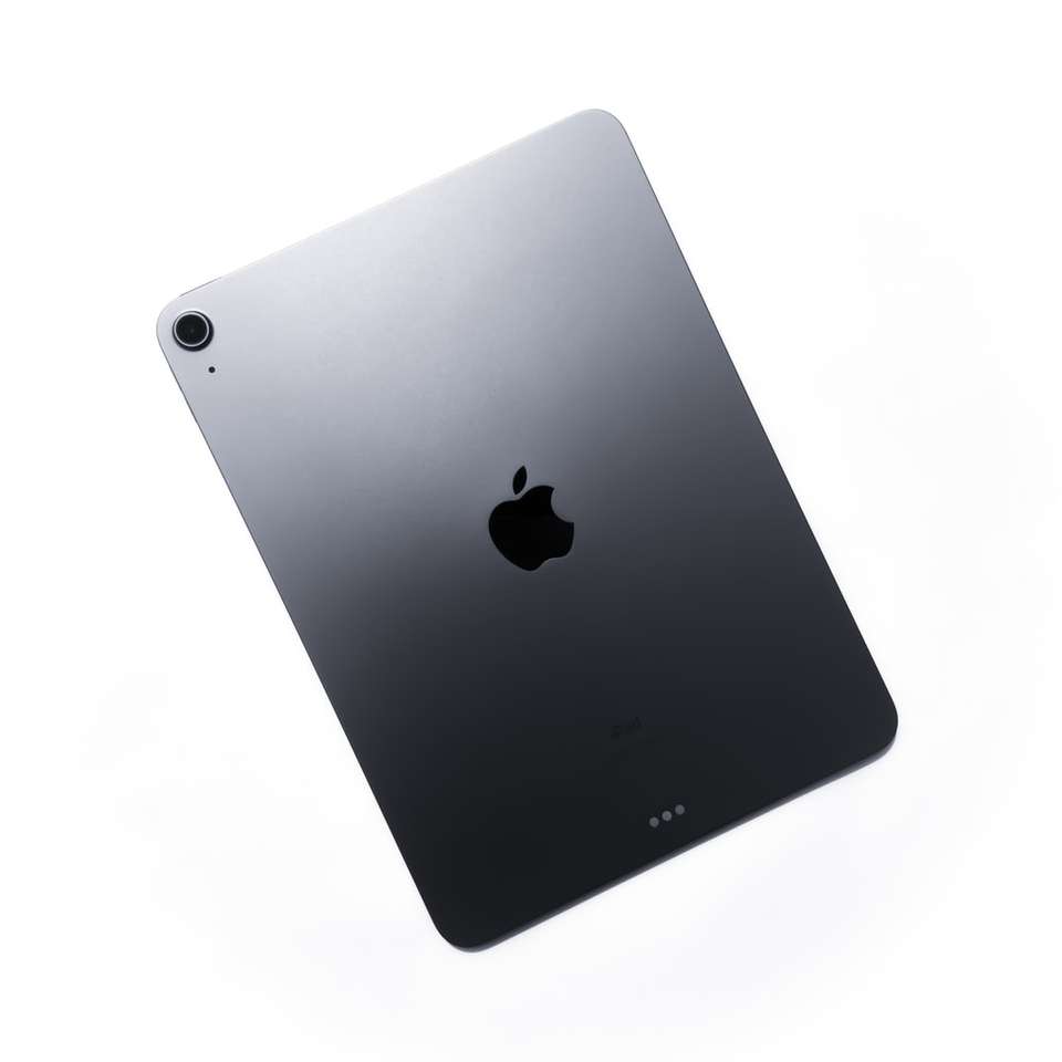srebrny macbook na czarnej powierzchni puzzle online