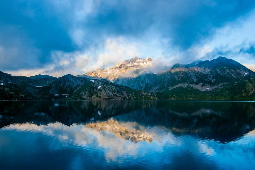 fotografia parorama góry pod zachmurzonym niebem puzzle online