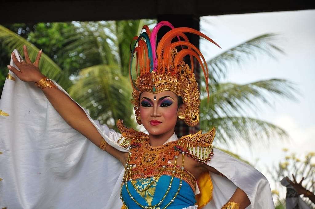 Taniec kobiety na wyspie Bali puzzle online