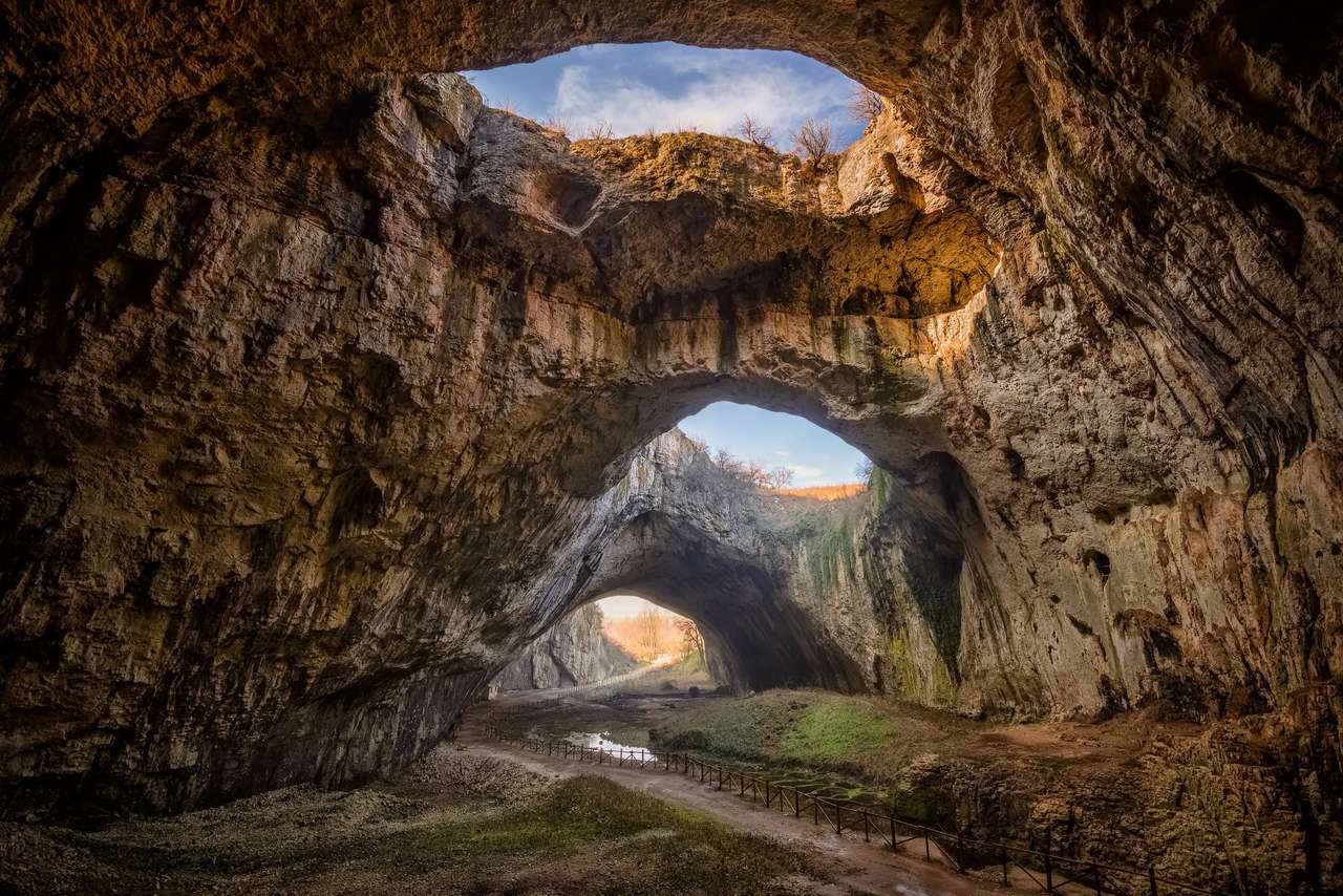 wspaniały widok na jaskinię Devetaki, Bułgaria puzzle online