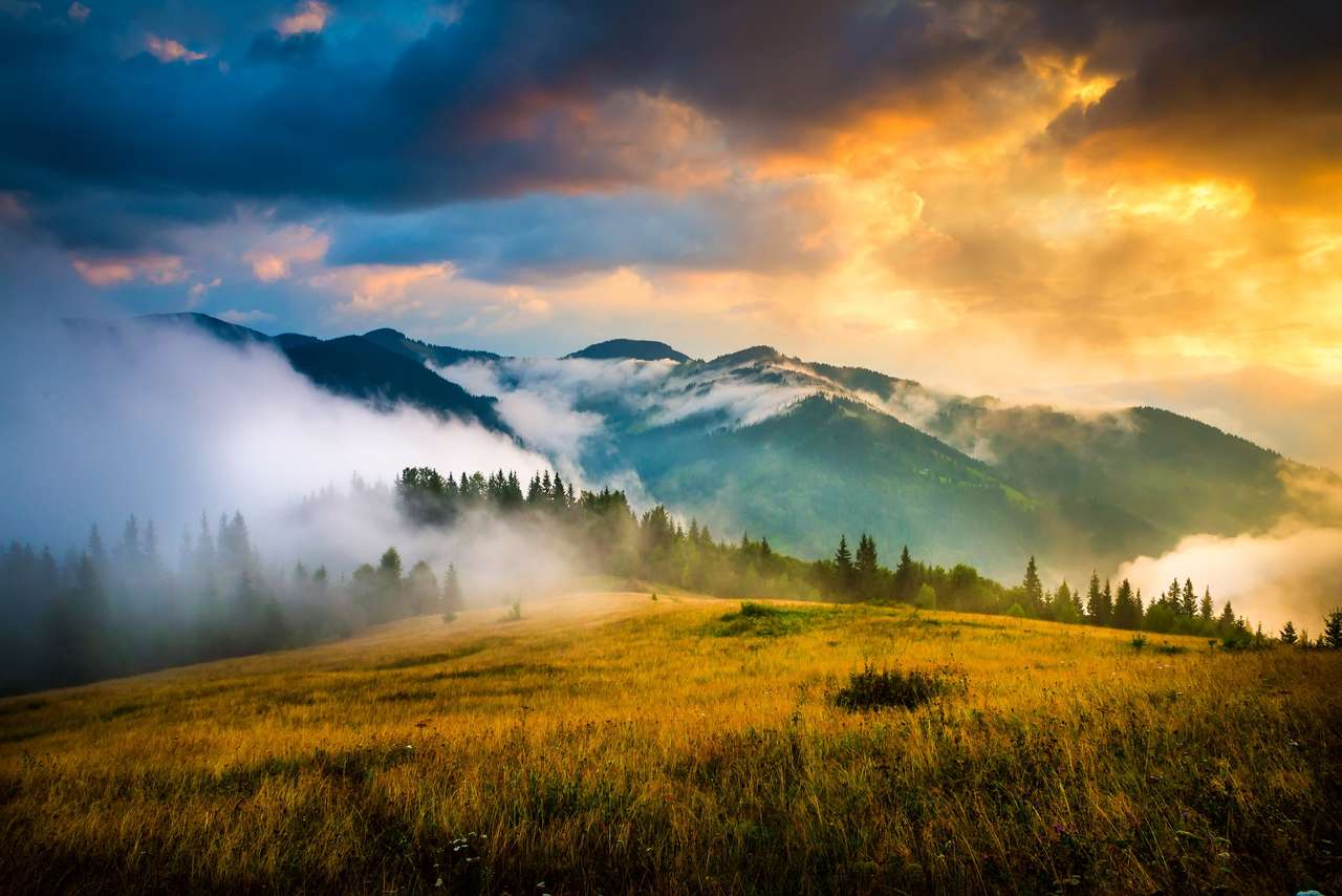 Niesamowity górski krajobraz z mgłą i stogiem siana puzzle online