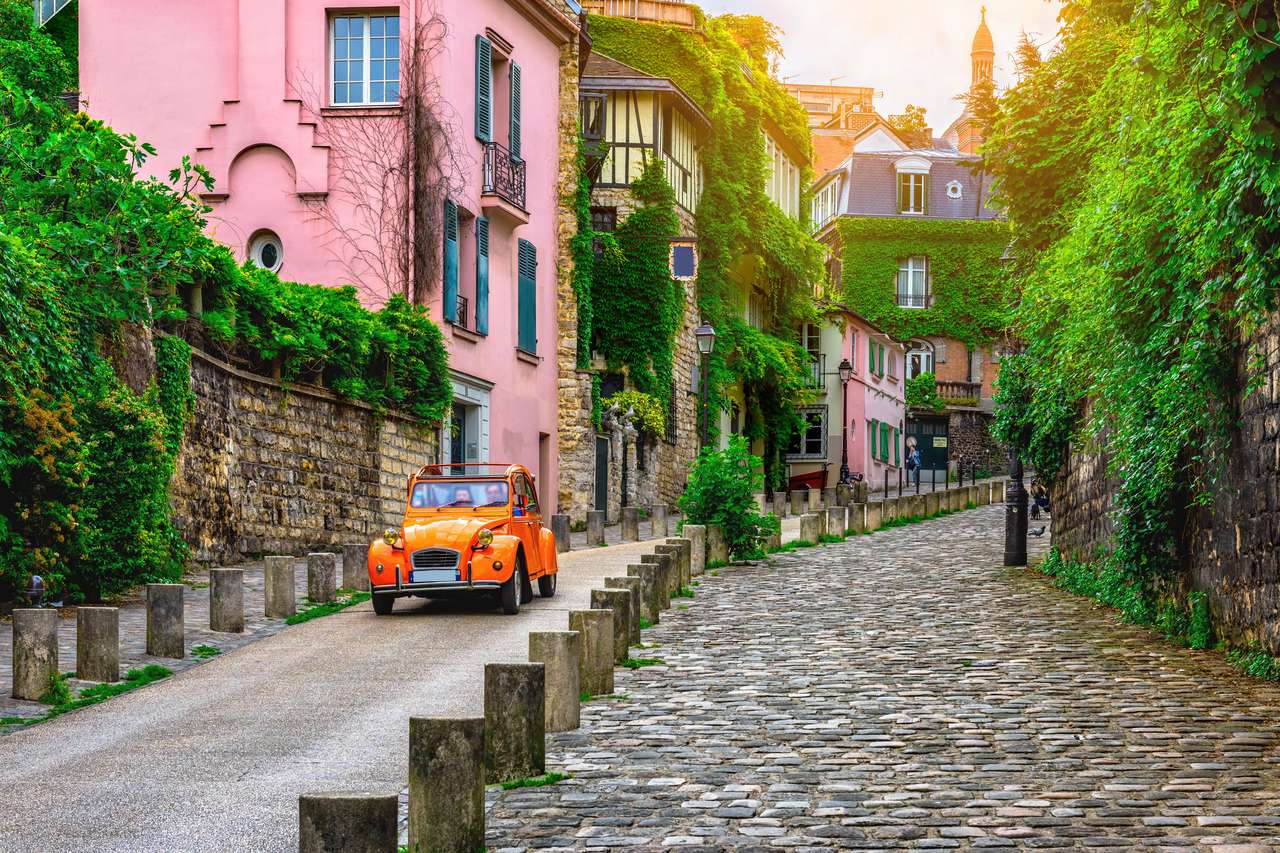 Widok na przytulną ulicę w dzielnicy Montmartre w Paryżu, Francja puzzle online