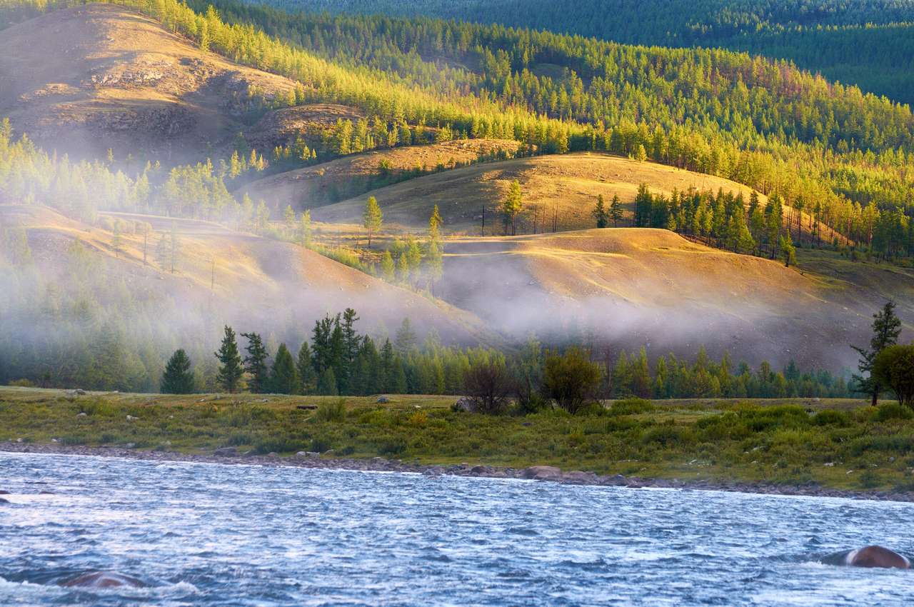Poranna mgła nad rzeką Shishged w północnej Mongolii puzzle online