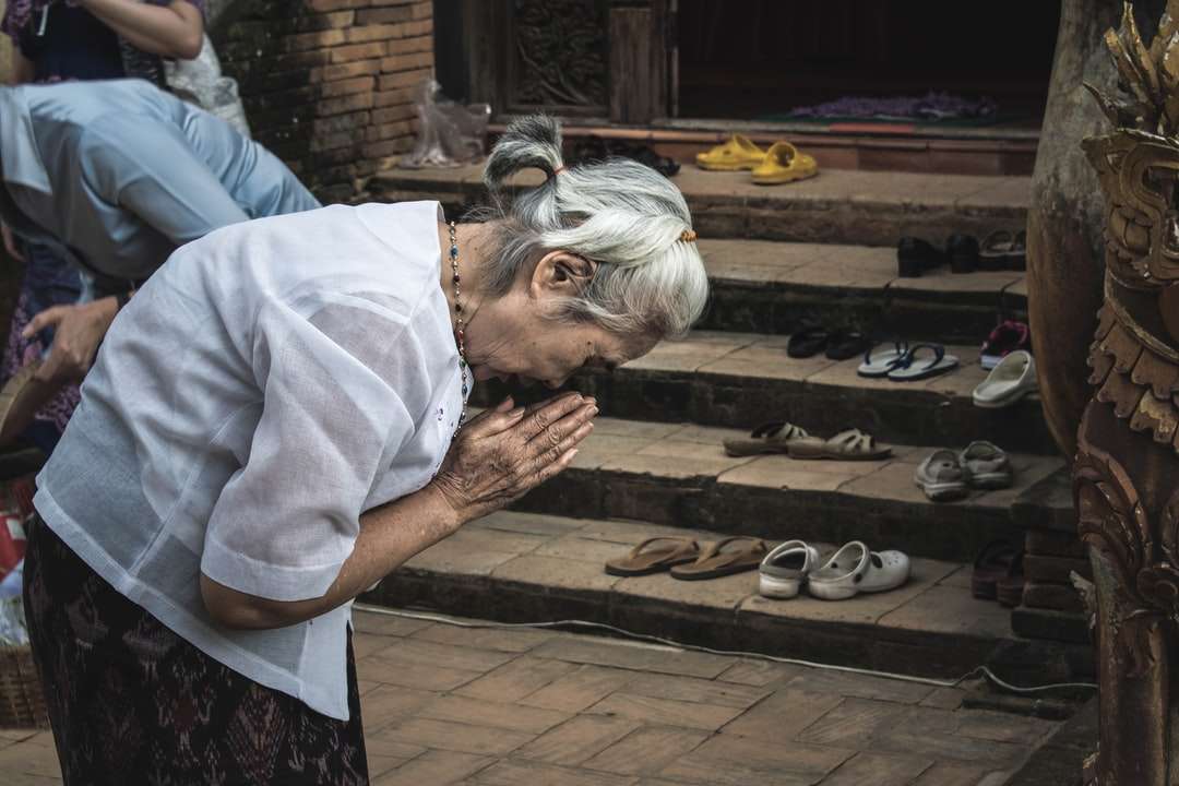 kobieta się modli puzzle online