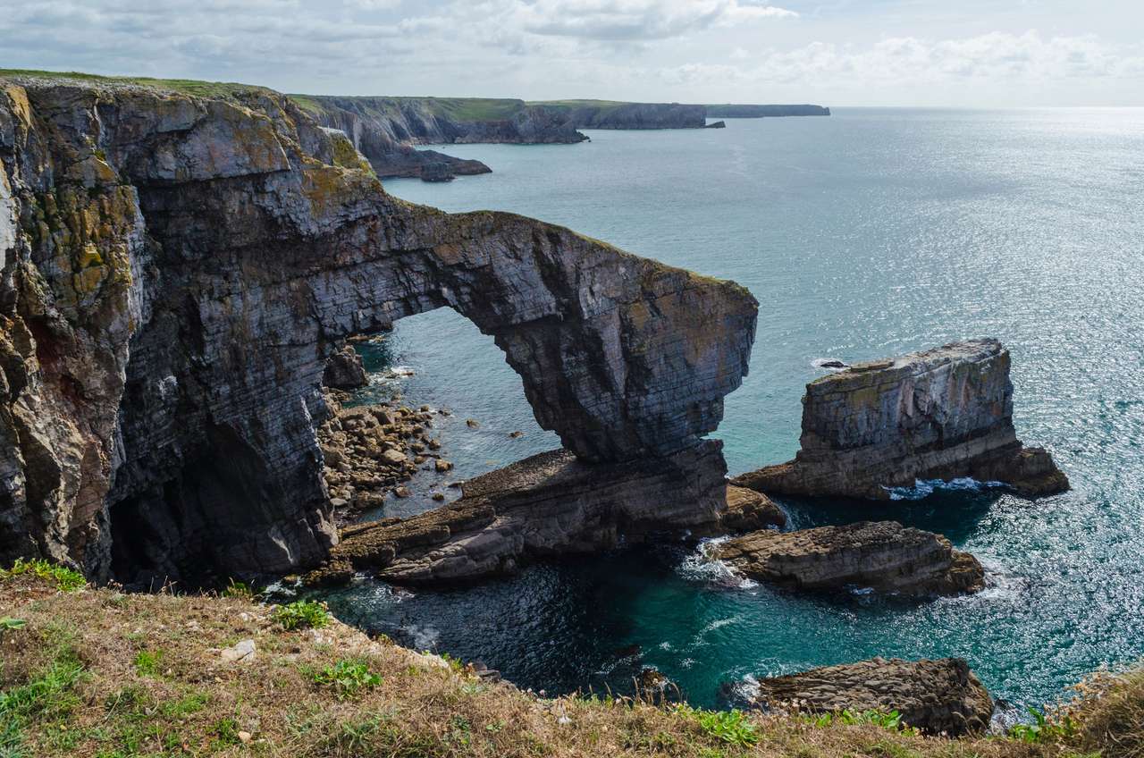 Zielony most na ścieżce przybrzeżnej Pembrokeshire puzzle online