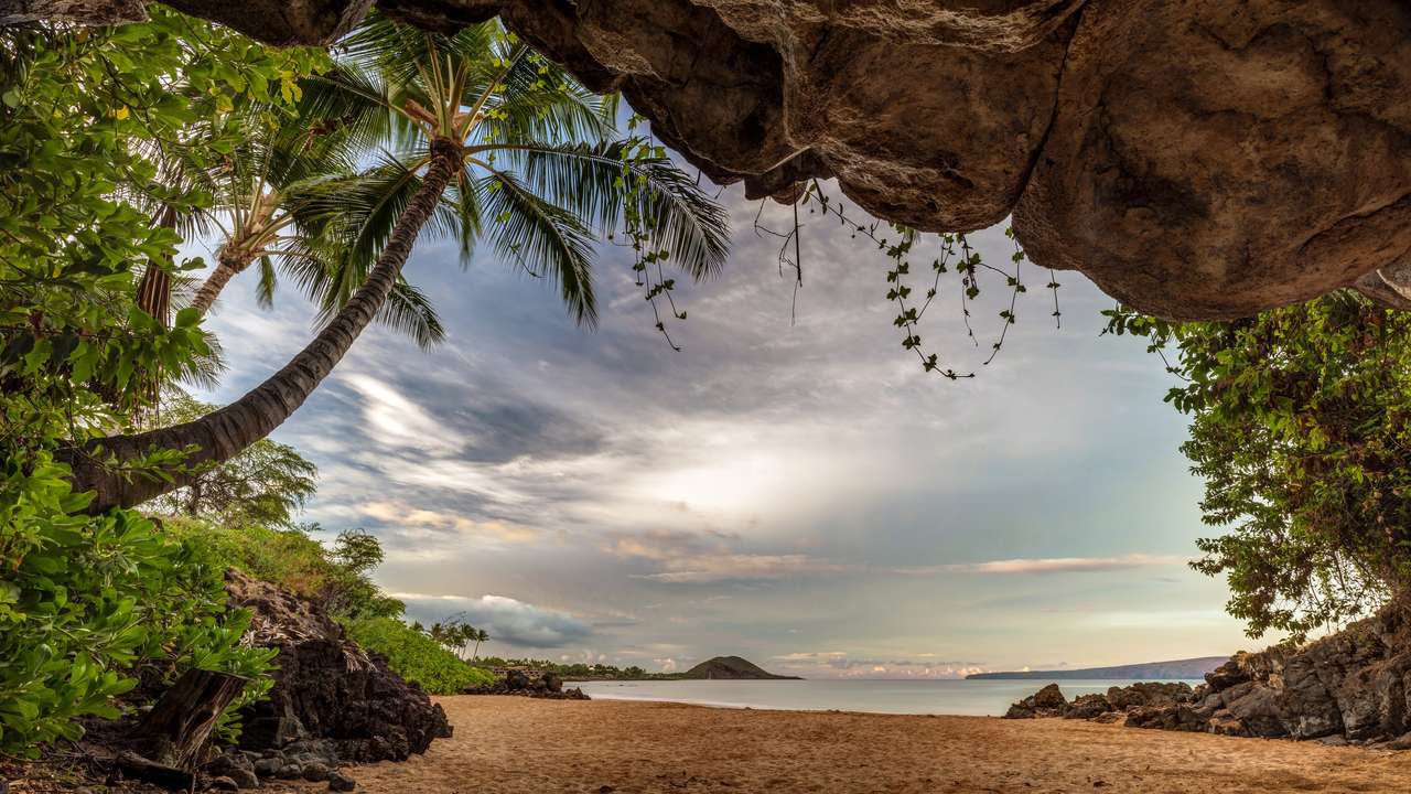 Mała jaskinia na plaży Maui puzzle online