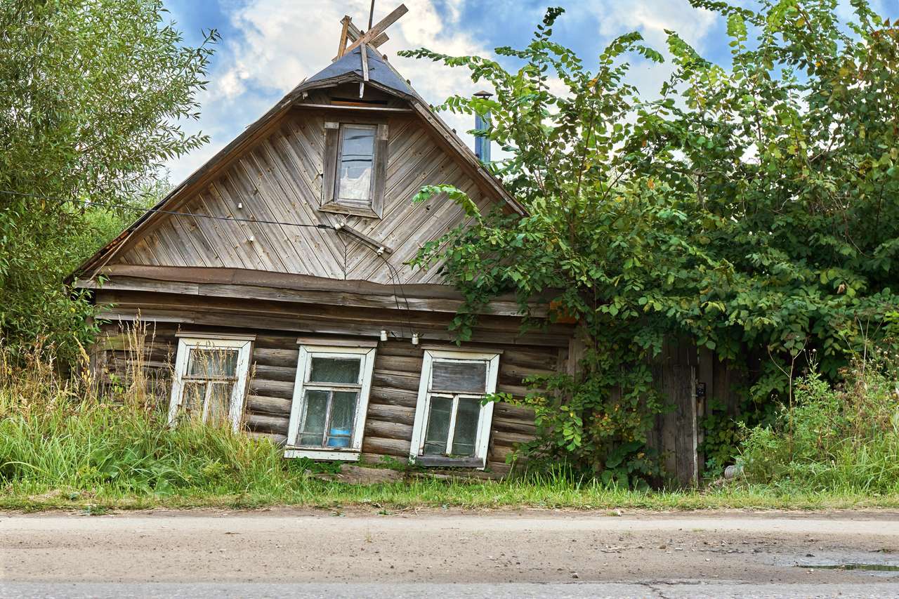 Rozklekotany dom w małym rosyjskim miasteczku puzzle online