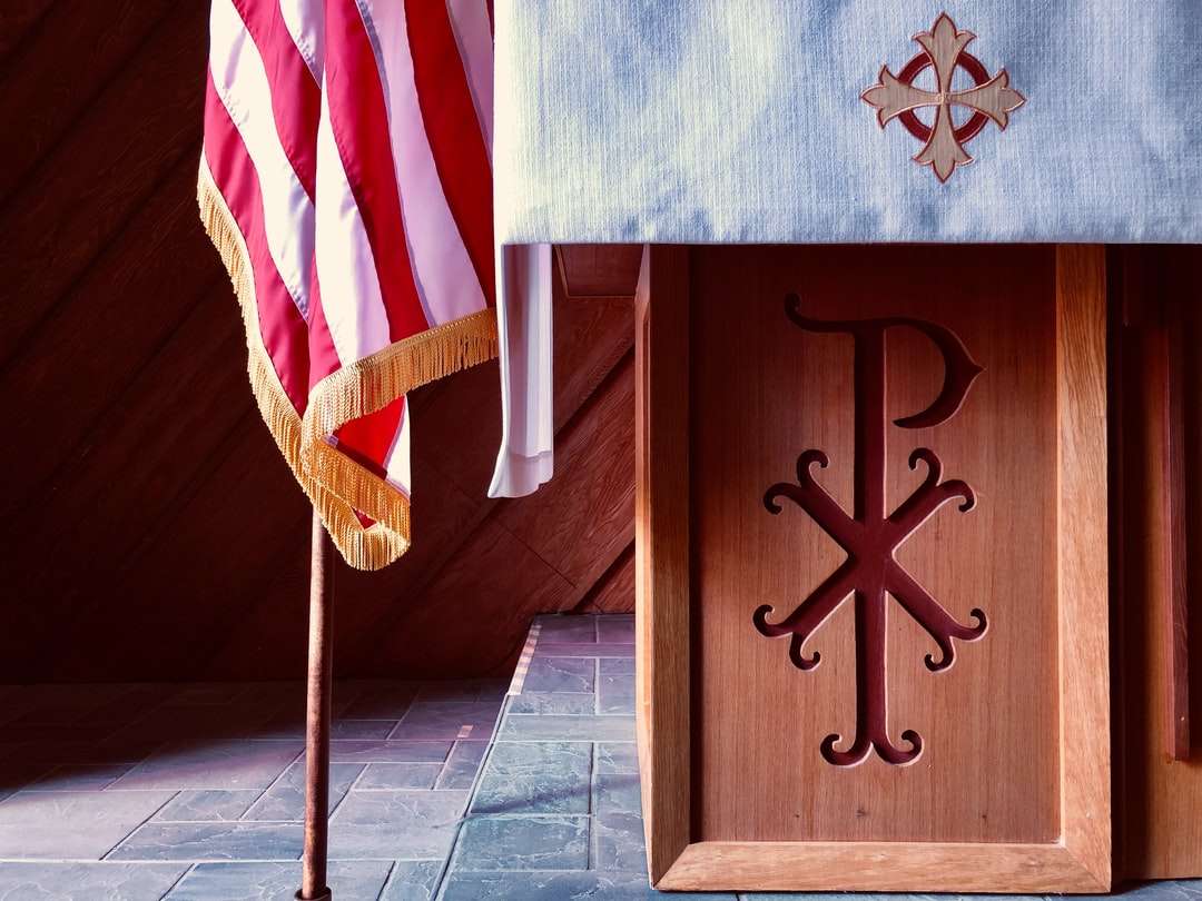 brązowy drewniany krzyż z flagą nas a na górze puzzle online