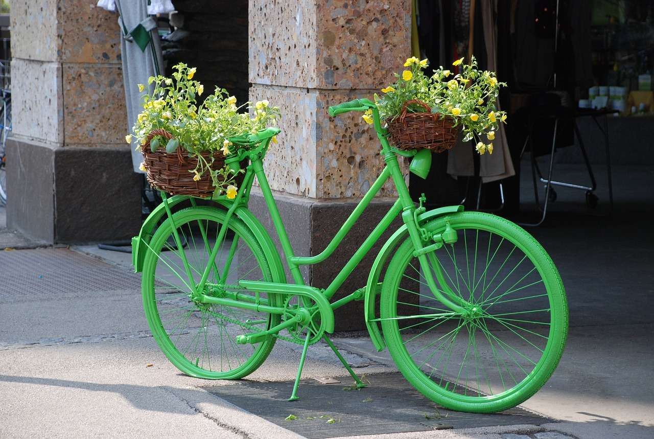 Zielony rower ozdobą na kwiaty puzzle online