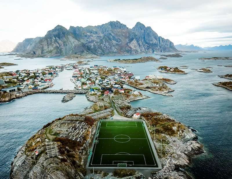 Wyspa Lofoten z boiskiem sportowym puzzle online