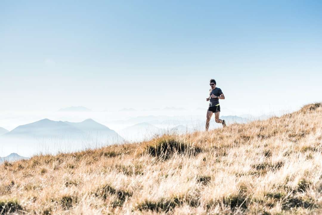 mężczyzna biegający po górach puzzle online